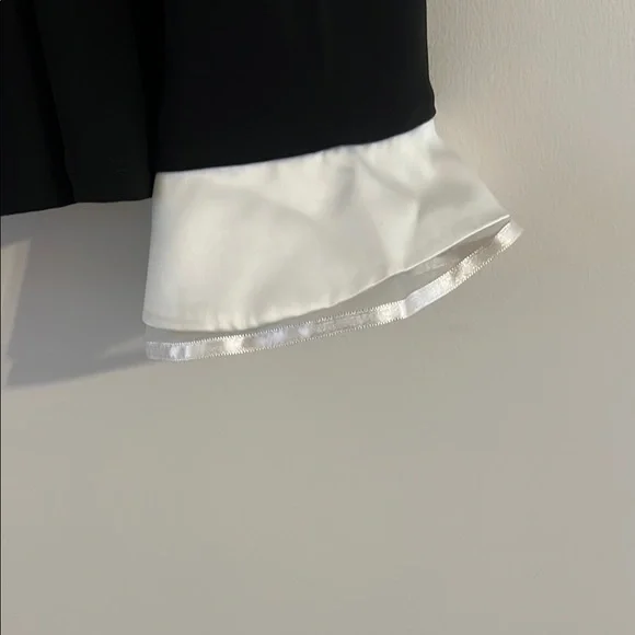 White House Black Market Elegant Black Top with White Accent Trim Size L - Picture 2 of 13